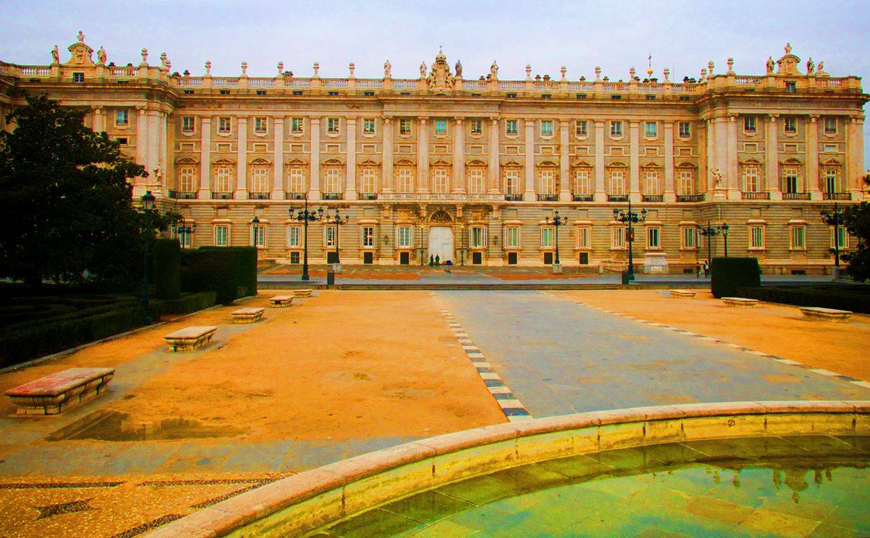 О мадридском королевском дворце в испании: интерьер, музейные сокровища