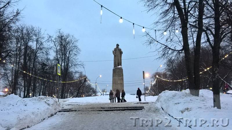 Кострома горе. Кострома горы. Кострома памятник на молочной горе. Живопись Кострома молочная гора часовня. Волга и молочная гора Сусанин.