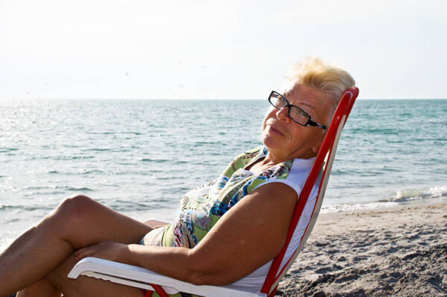 Мохнатка бабушки. Старушки на море. Бабушка на море. Пожилая женщина на море. Пенсионерки на пляже.