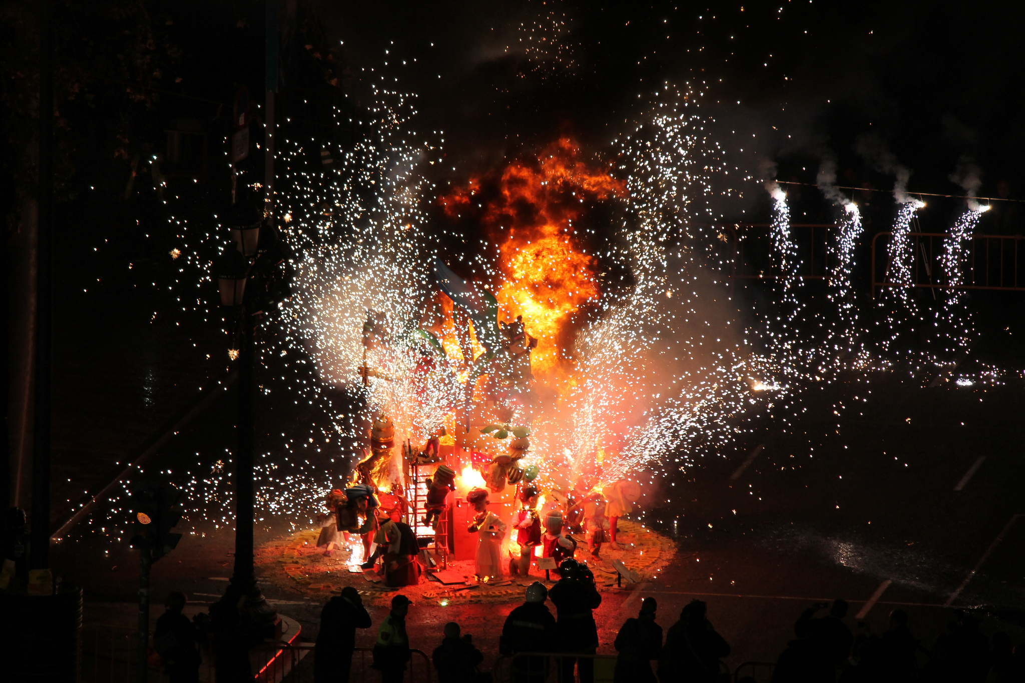 Фальяс - праздник в валенсии (15-20 марта) в завершении которого сжигаются огромные куклы из папье-маше