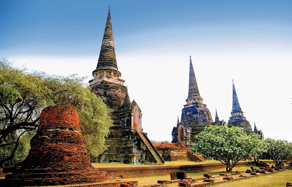 Исторический город аюттайя: из бангкока к удивительным достопримечательностям