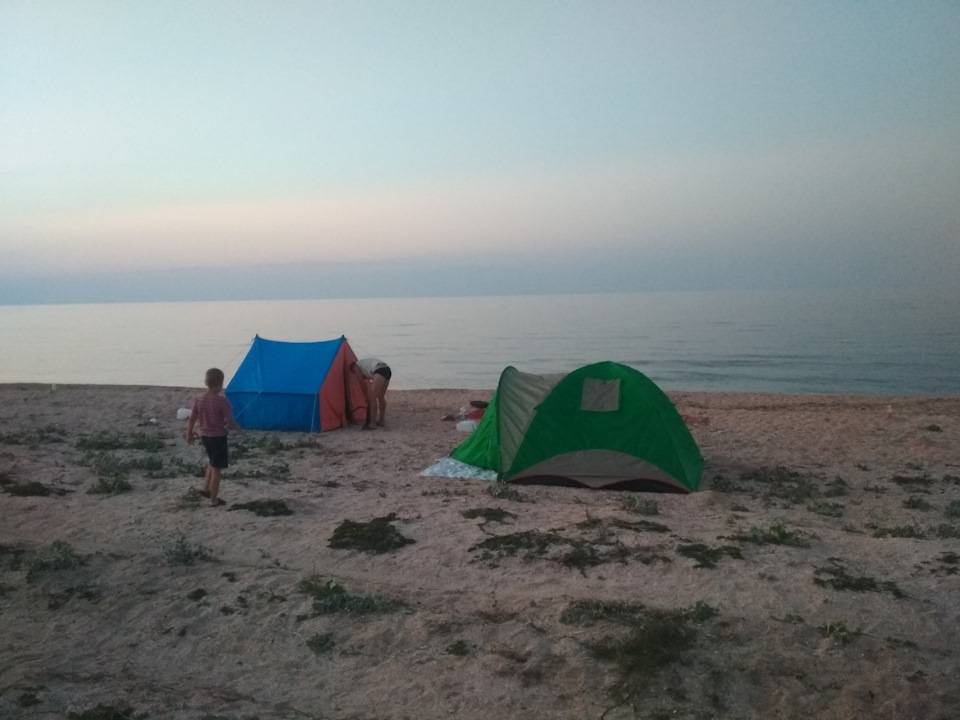 Отдых с палатками на азовском море: в кемпингах и дикарями