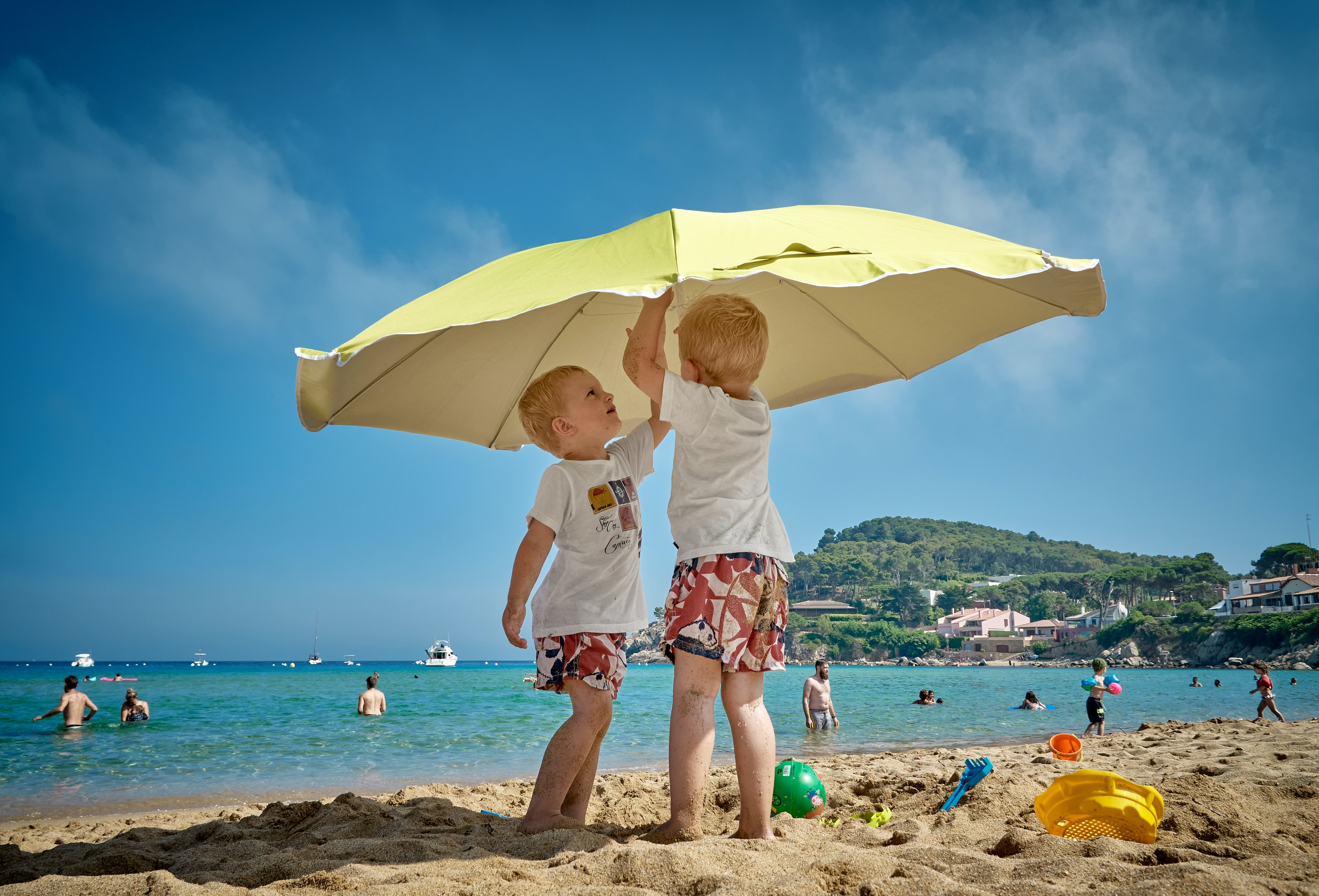 Где лучше отдохнуть с ребенком летом. Дети на море. Лето пляж дети. Море солнце дети. Детские пляжи.