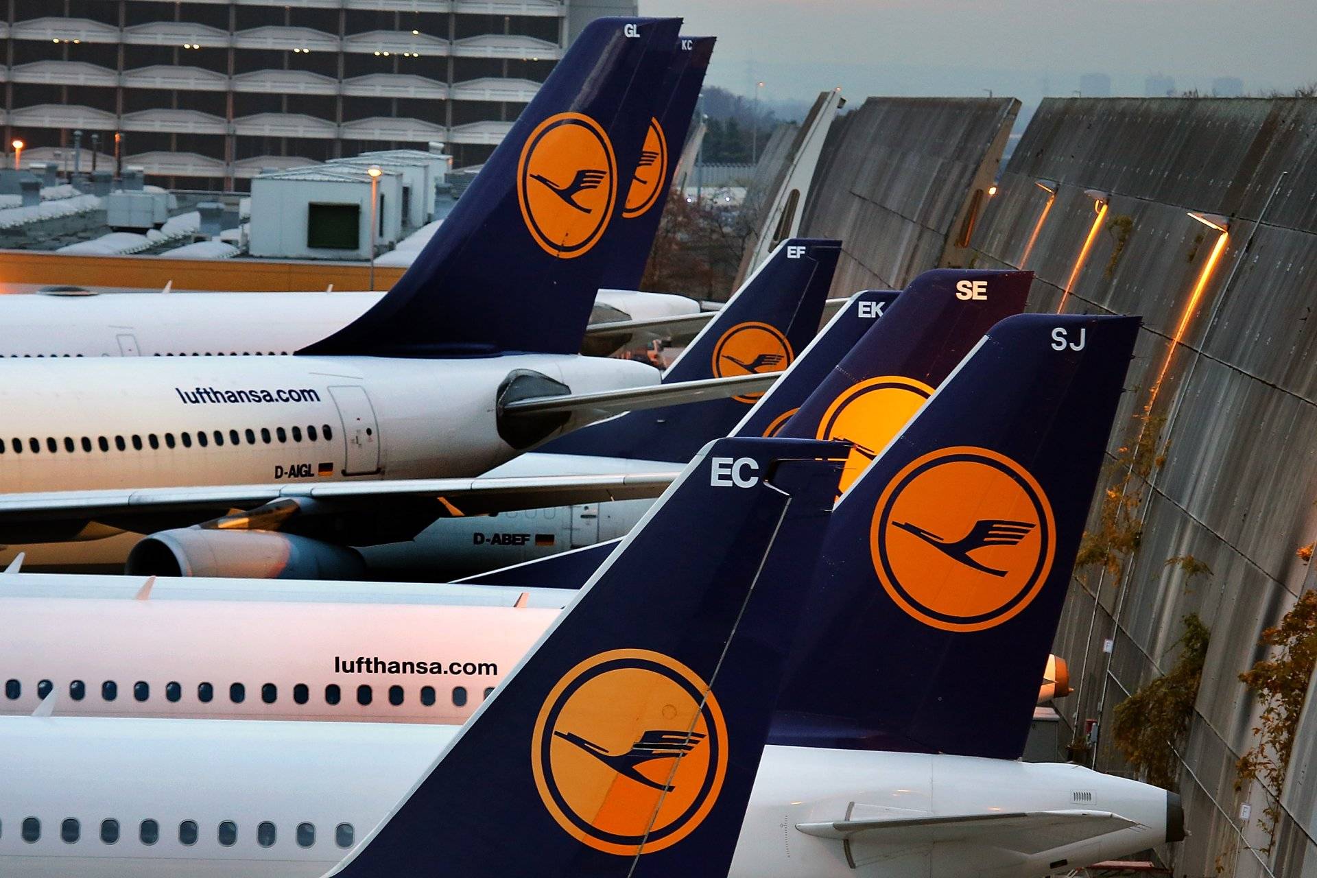 Lufthansa - флагманский авиаперевозчик германии, крупнейший авиаконцерн европы