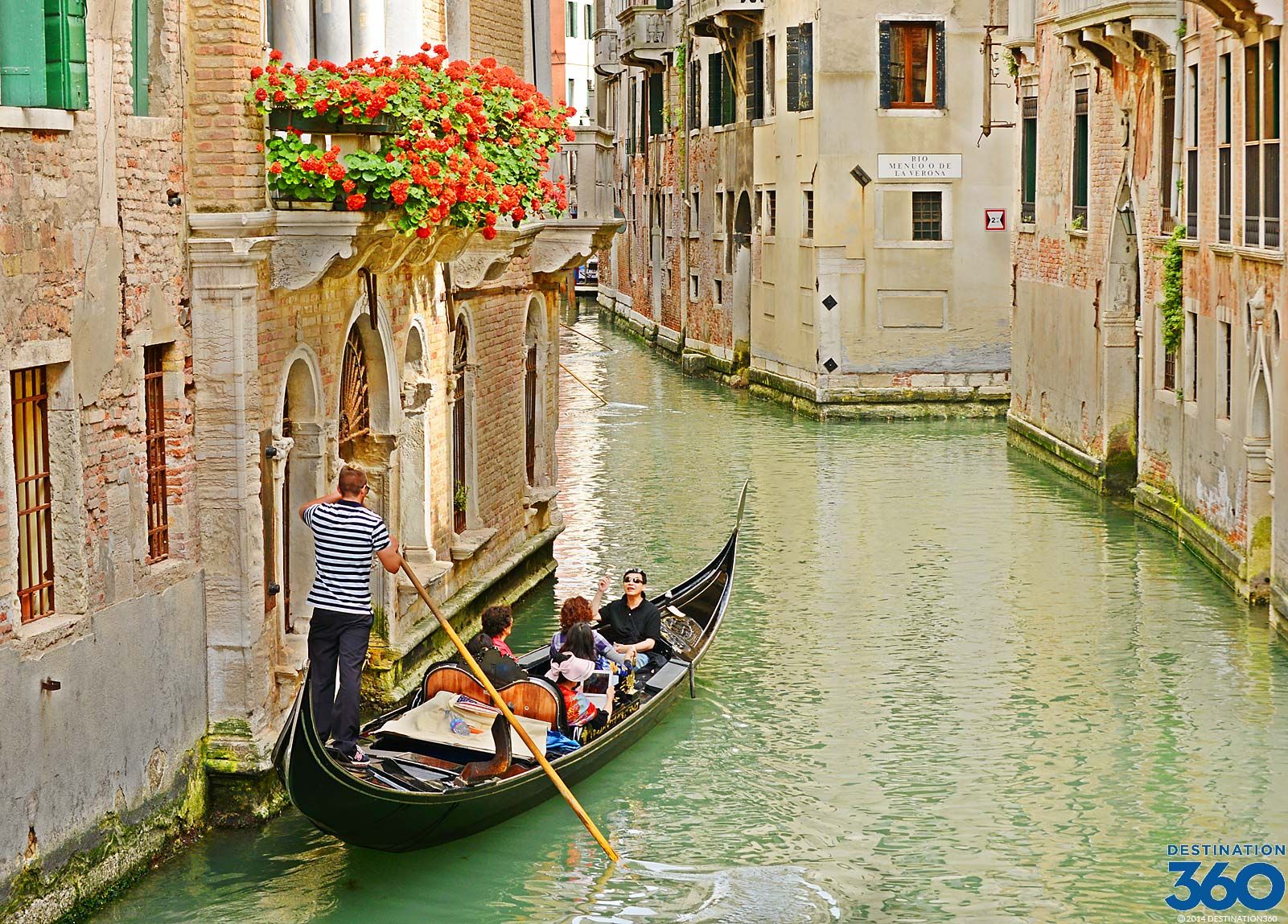 Удивительный город венеция. Италия Венеция гондолы. Венеция гондольер. Улочки Венеции. Италия гондолы улочки.