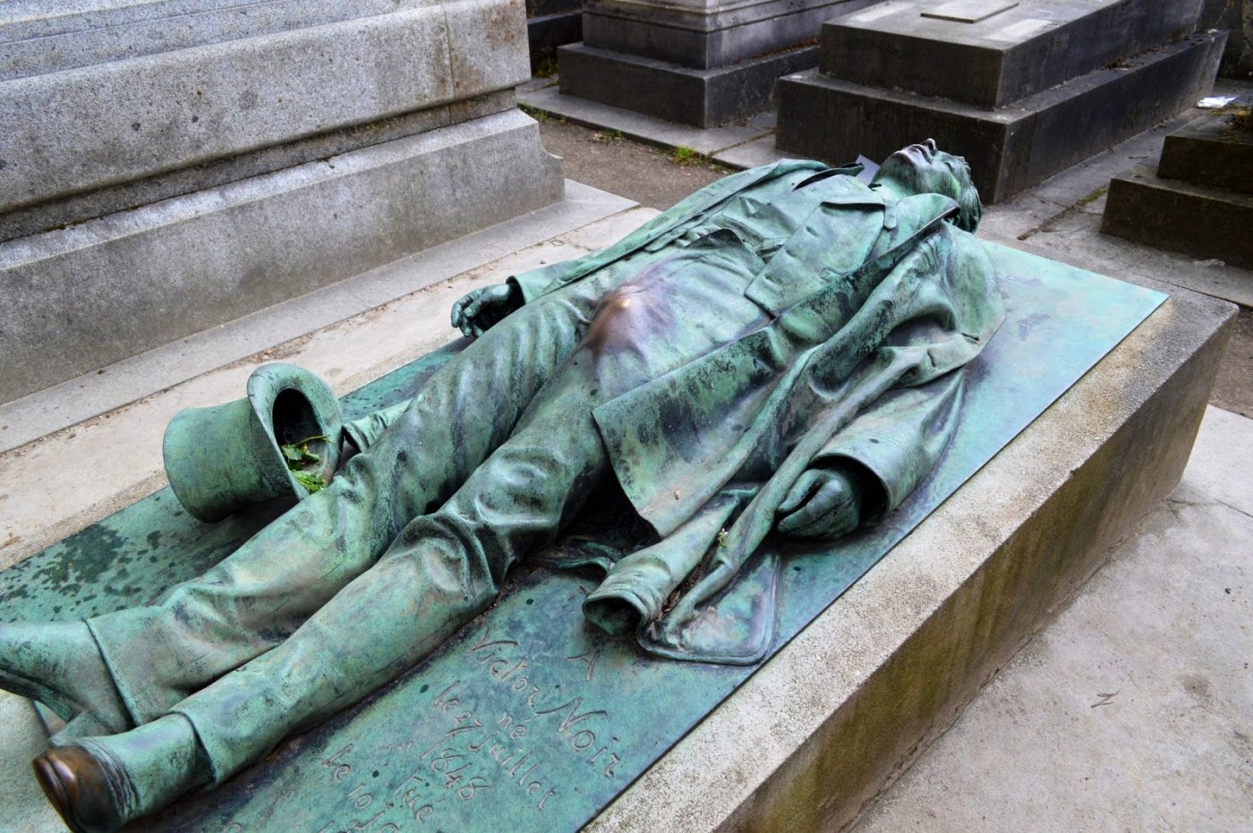 Скульптуры кладбища пер-Лашез Париж Франция