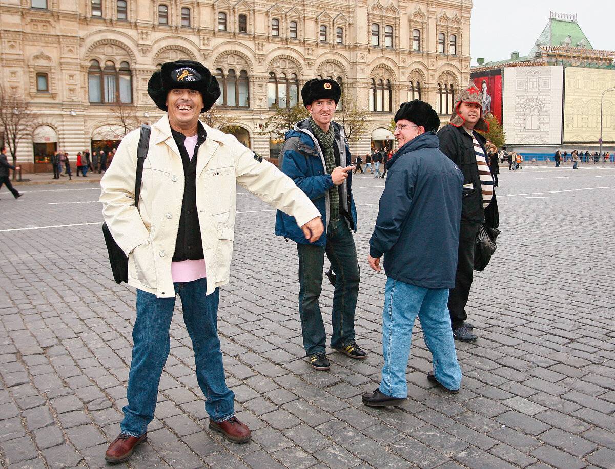 Группа зарубежных туристов своими глазами хочет. Туристы в России. Иностранцы в Москве. Иностранные туристы. Иностранные туристы в Москве.