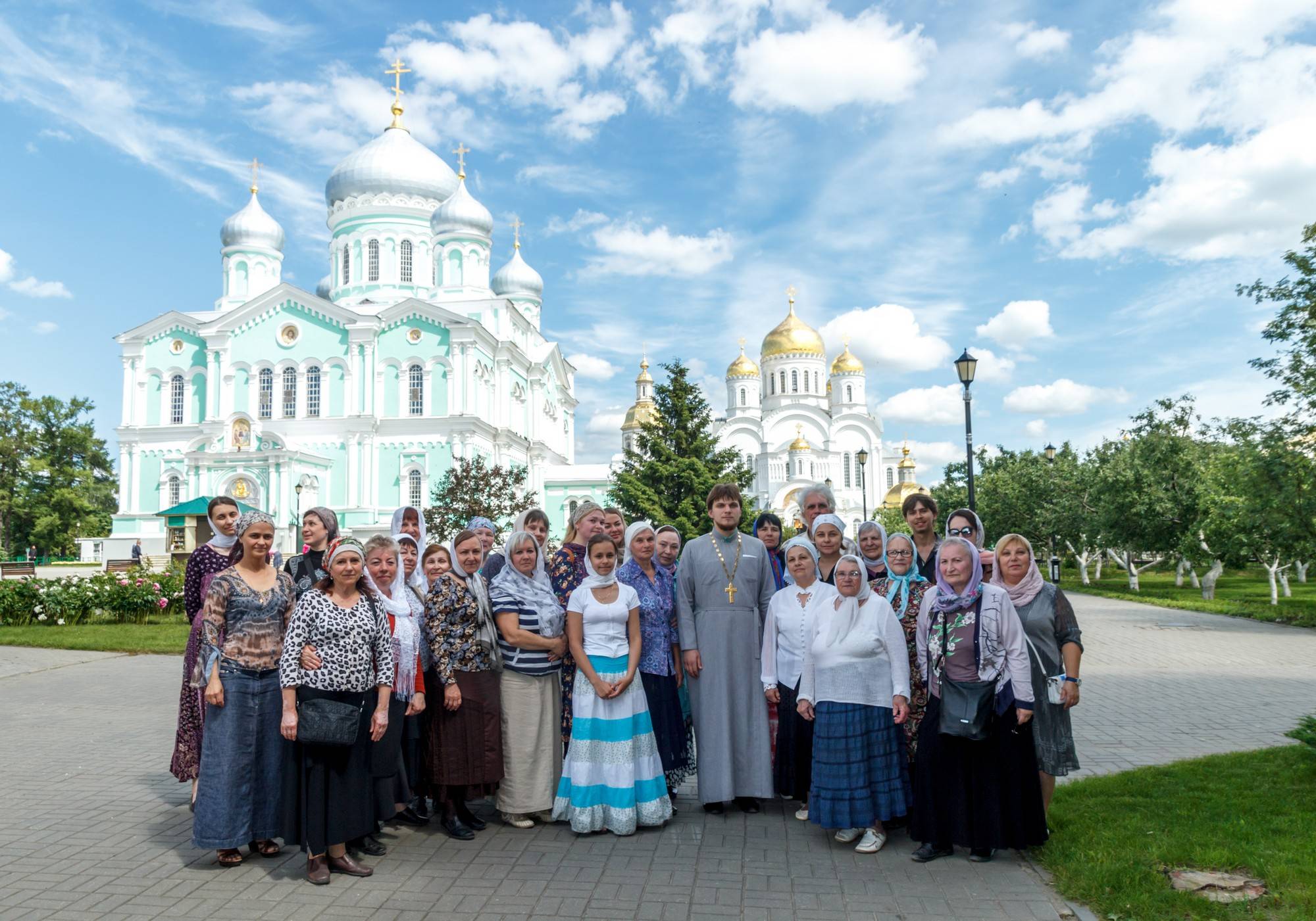 Дивеево паломнический монастырь. Паломники Дивеево монастырь.