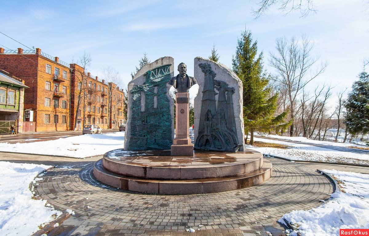 Рыбинский смотрящий. Памятник Нобелю в Рыбинске. Памятники архитектуры Рыбинска. Рыбинск достопримечательности памятники. Памятник Людвигу Нобелю в Рыбинске.