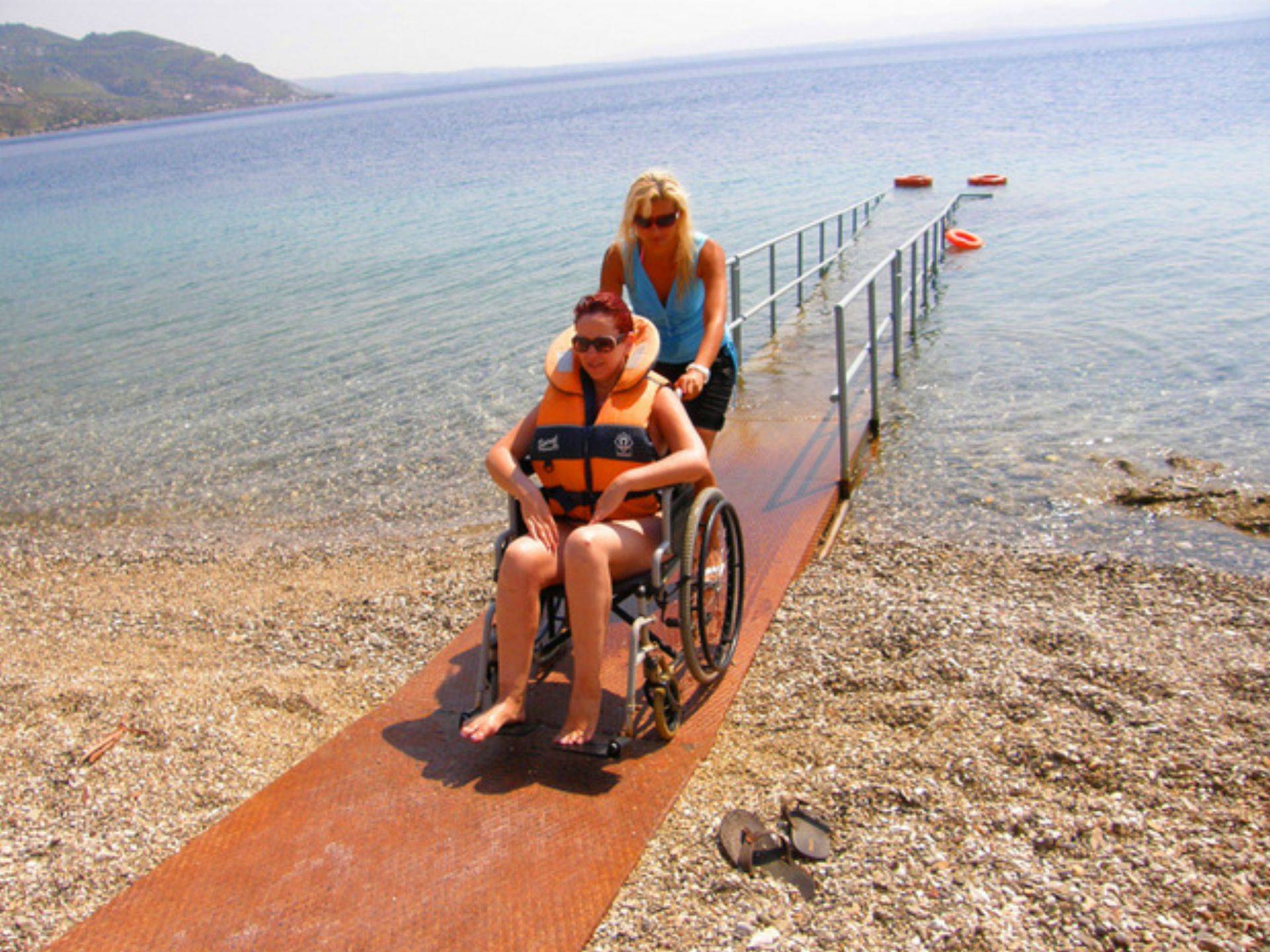 Санаторий инвалидам краснодарский край. Пляж для инвалидов колясочников. Пляж для людей с ограниченными возможностями. Курорты для инвалидов колясочников на море.