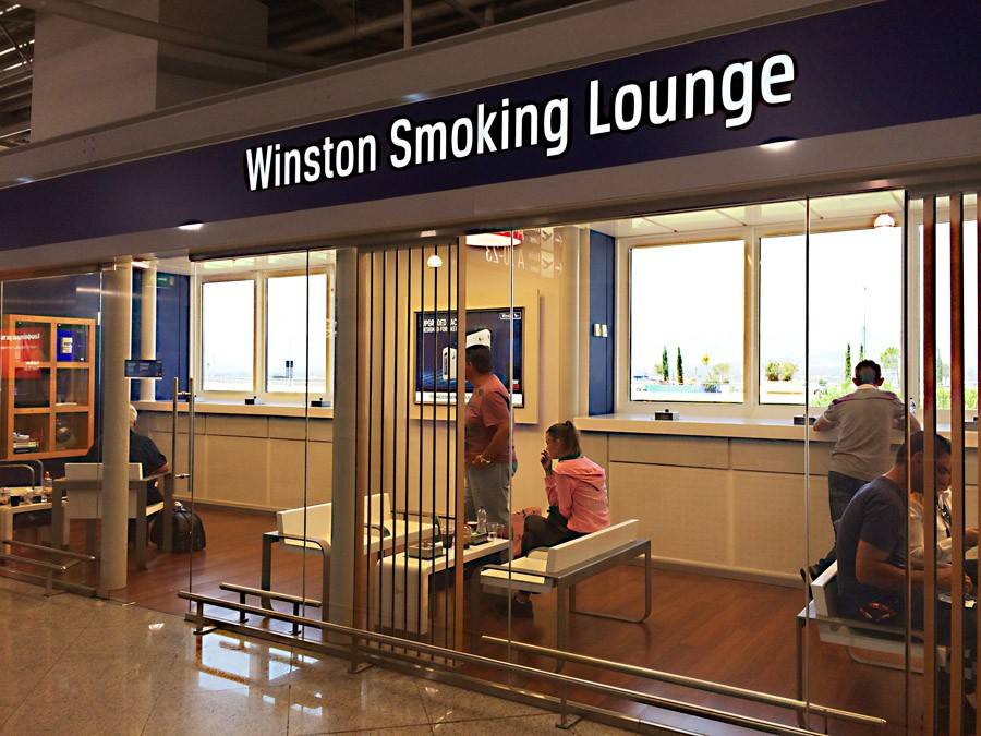 Где можно курить в аэропорту?