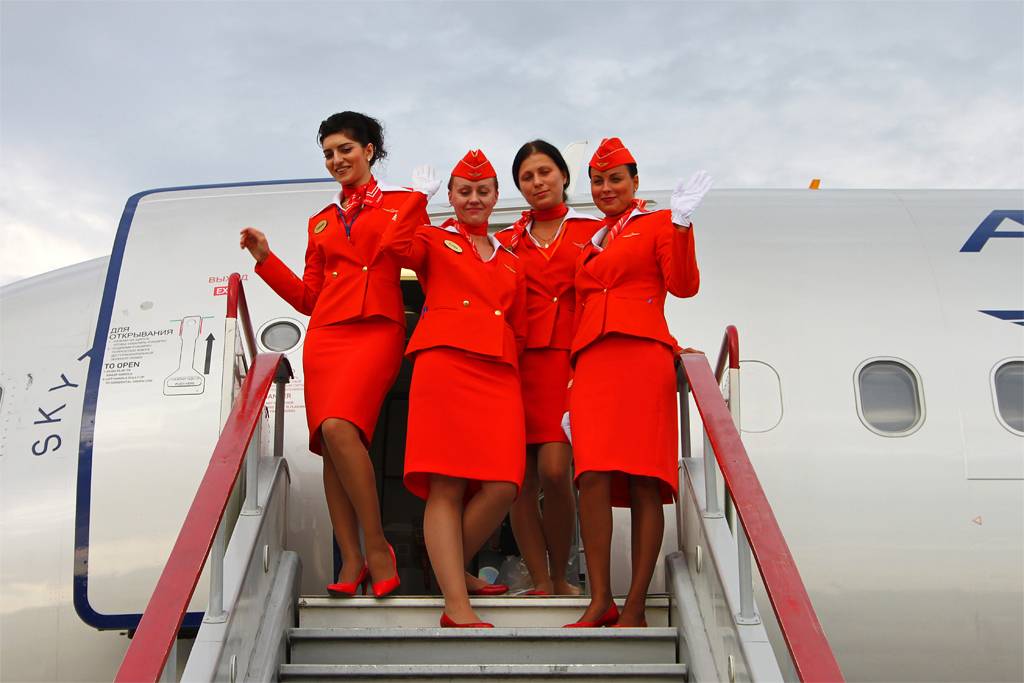 Зарплата стюардессы: сколько зарабатывают бортпроводники в россии и за рубежом