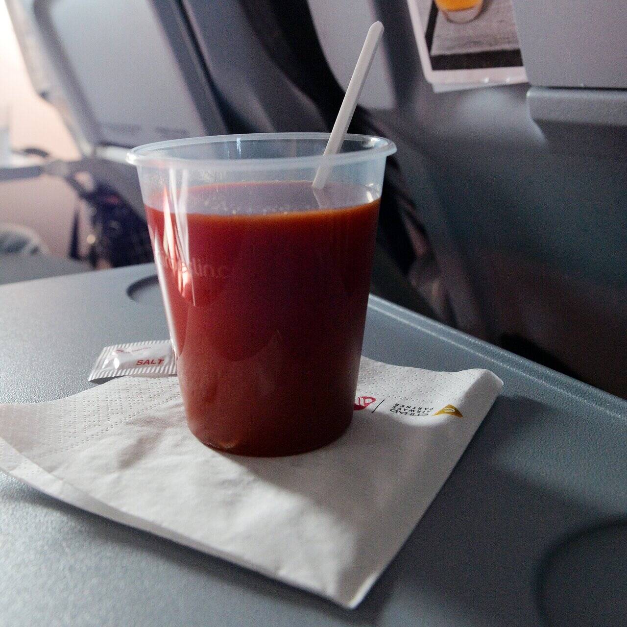 Томатный сок в самолете почему