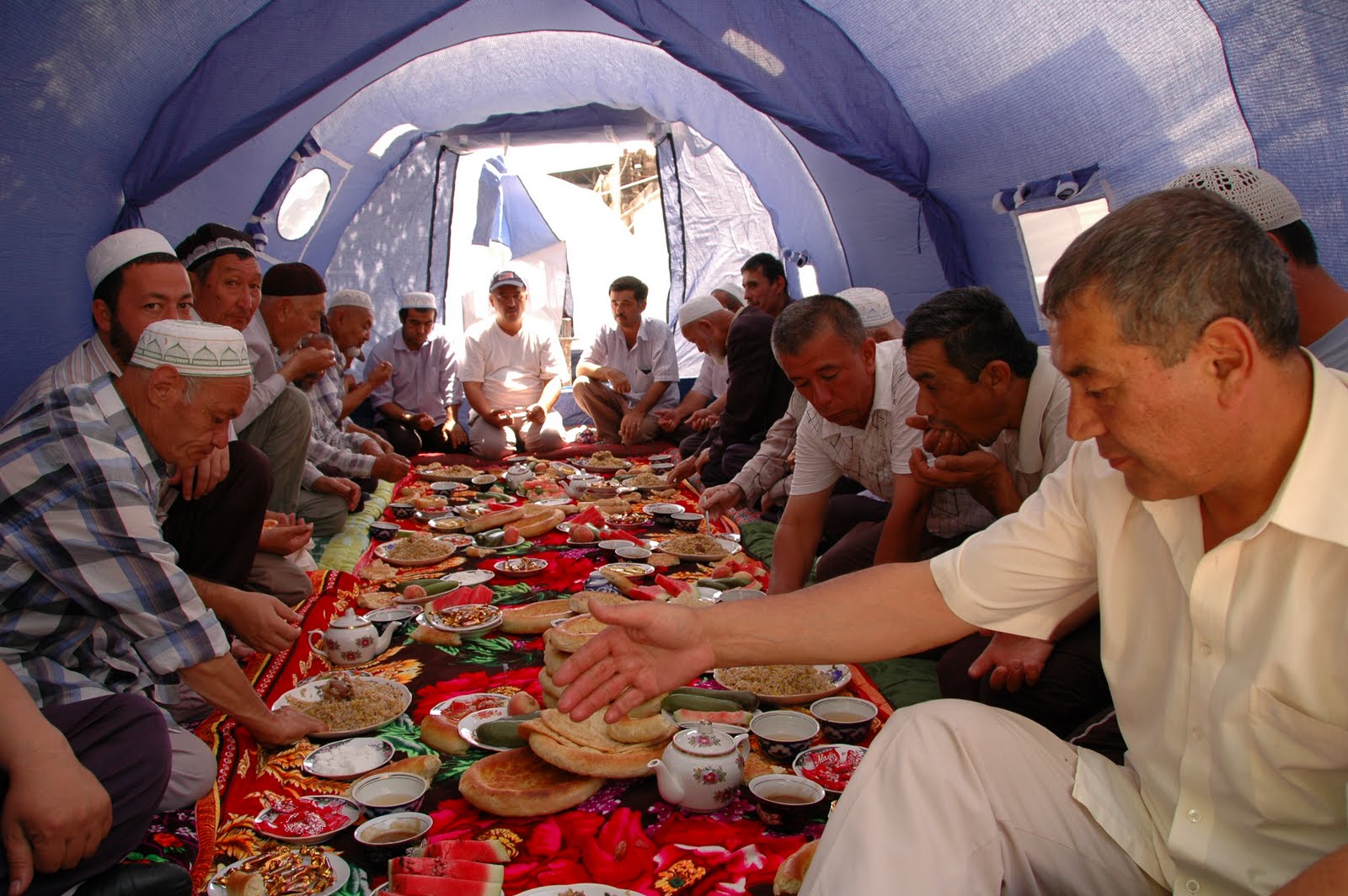 Сколько часов у узбеков. Узбекистан традиции махалля. Чаепитие в Узбекистане. Узбекистан гостеприимство. Таджики чаепитие.