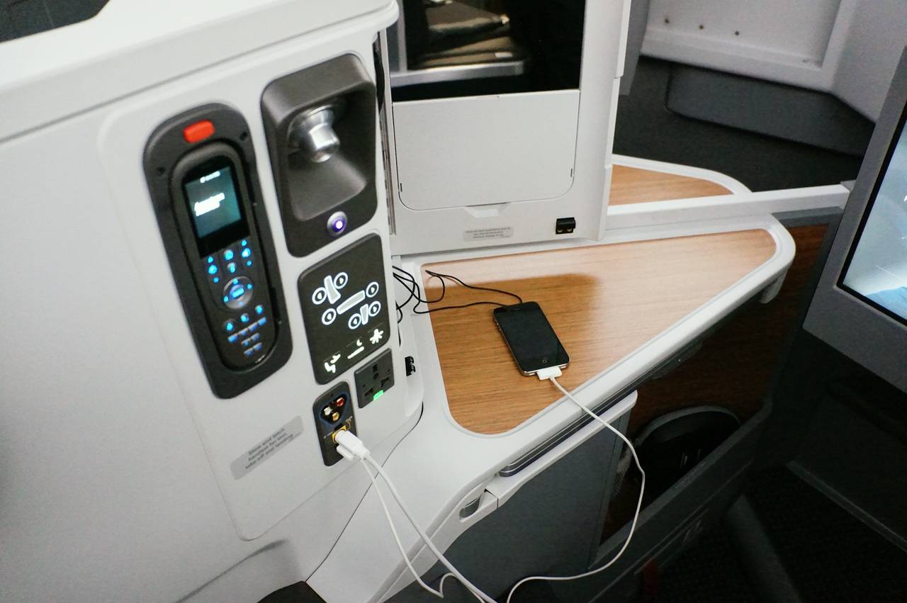 В самолетах можно зарядить телефон. Боинг 777 USB зарядка. Боинг 777 USB розетка. USB В самолете. Розетки в самолете.