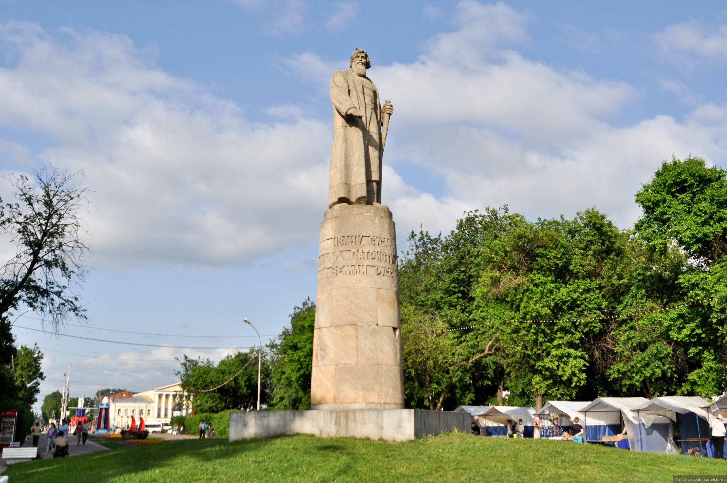 Памятник ивану сусанину в городе кострома