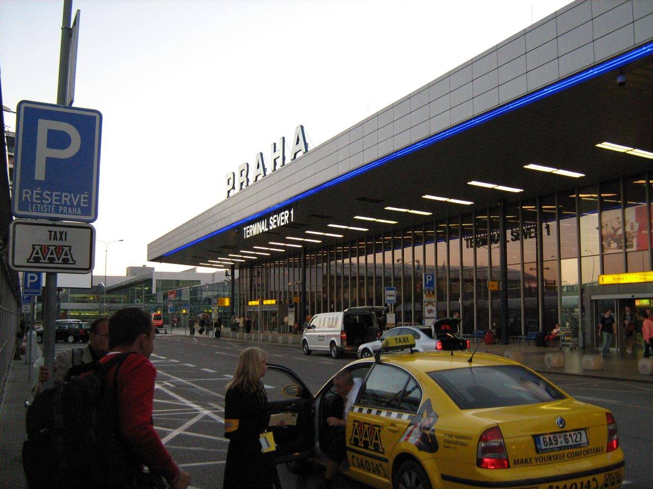 Аэропорт праги: как добраться до центра города, онлайн табло и лайфхаки