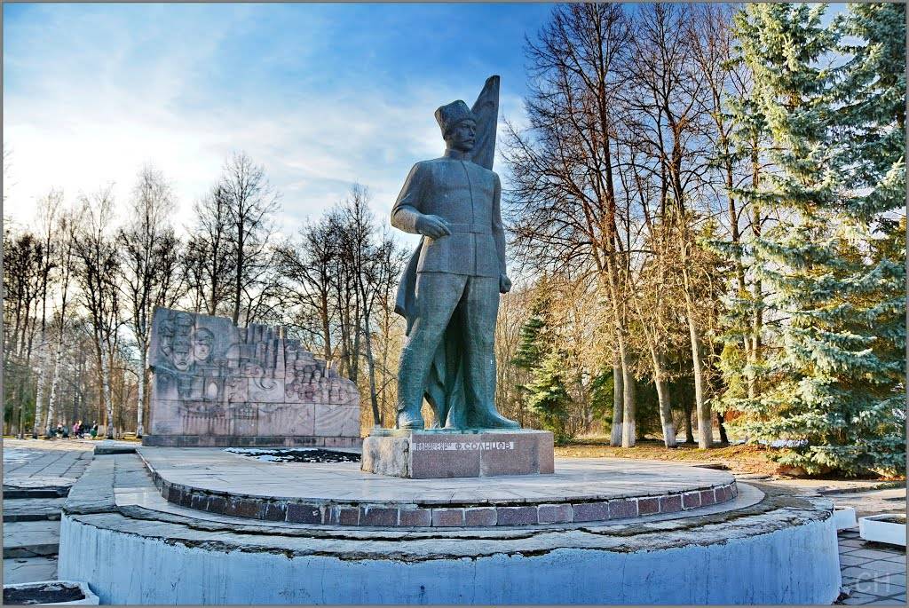 Смоленская гагаринский. Город Гагарин Смоленской области. Памятники города Гагарин Смоленской области. Город Гагарин памятники. Гагарин памятник в городе Гагарин.