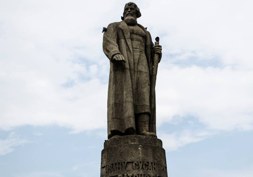 В костроме был торжественно открыт памятник царю михаилу фёдоровичу романову и крестьянину ивану сусанину