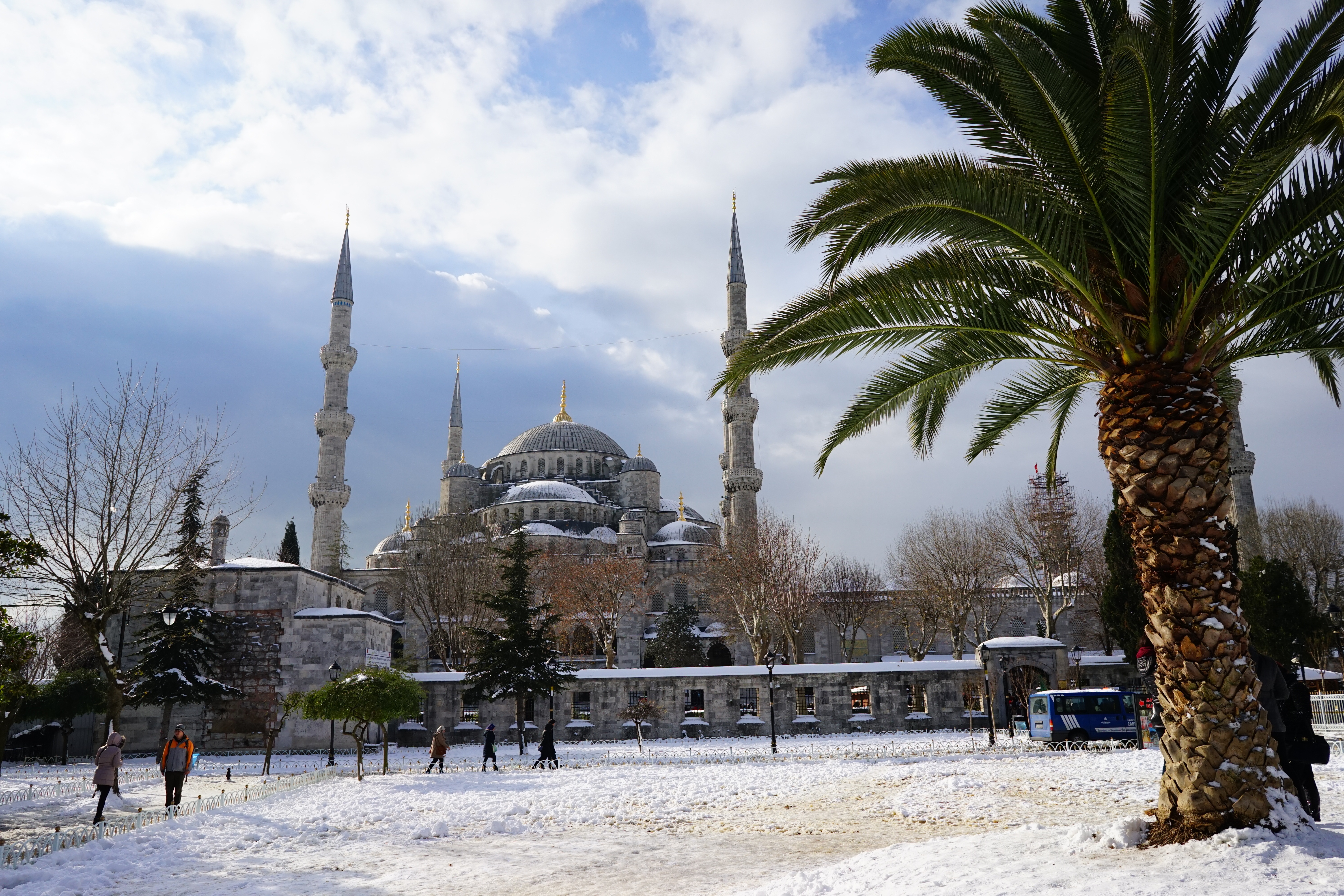 Погода в стамбуле в июле. Турция Султанахмет зима. Мечеть Султанахмет зима. Голубая мечеть в Стамбуле зимой. Истамбул город в Турции зима.