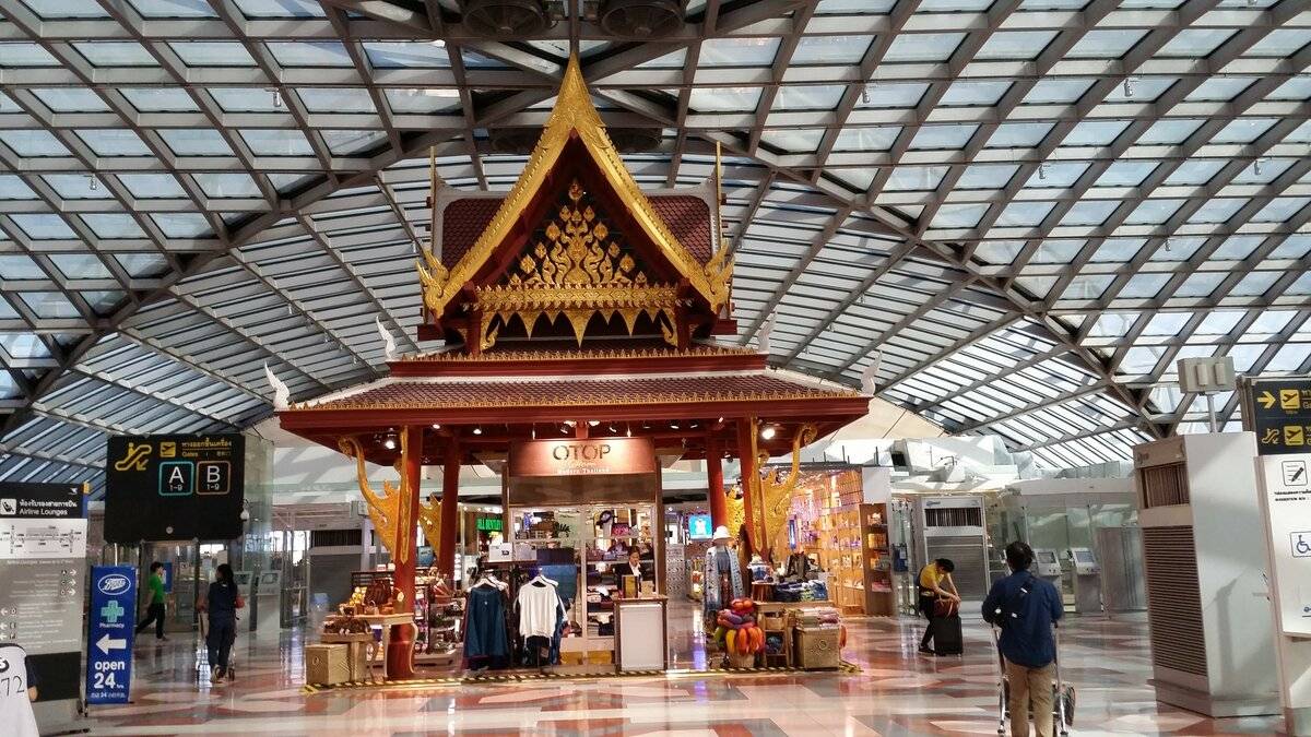 Табло аэропорта суварнабхуми (бангкок)