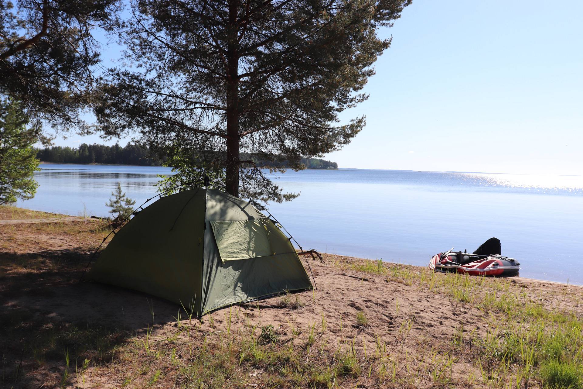 Где можно отдохнуть на озере. Поляна Увильды кемпинг. Увильды кемпинг с палатками. Кемпинг на Ладоге в Карелии. Карелия Онежское озеро палатки.