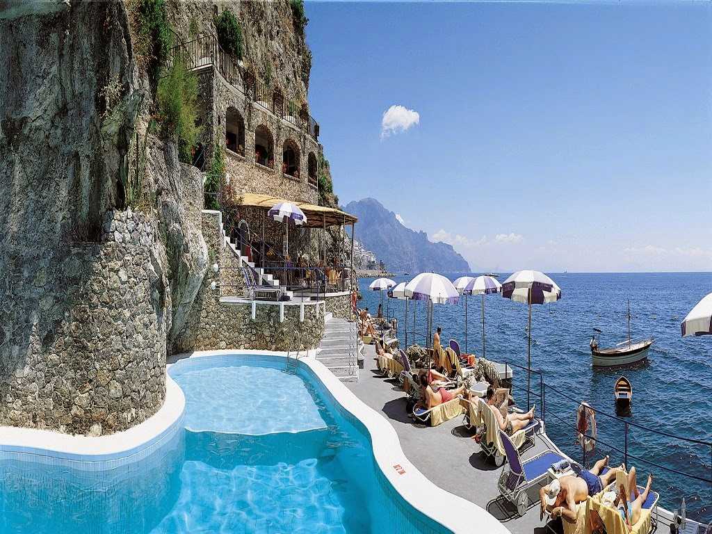 Тур европа море. Италия Амальфи отели. Амальфи отель в скале. Остров Амальфи Италия. Отель в скале Сицилия.