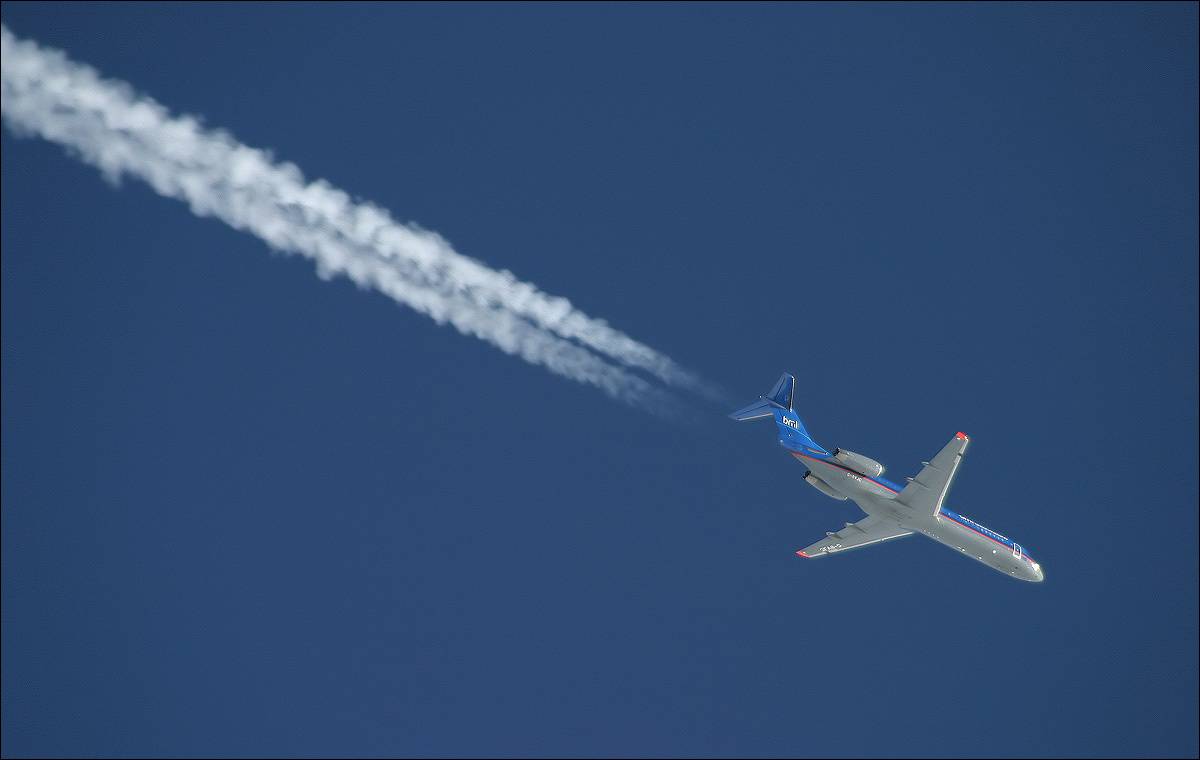Белый след в небе от самолета что это и как называется