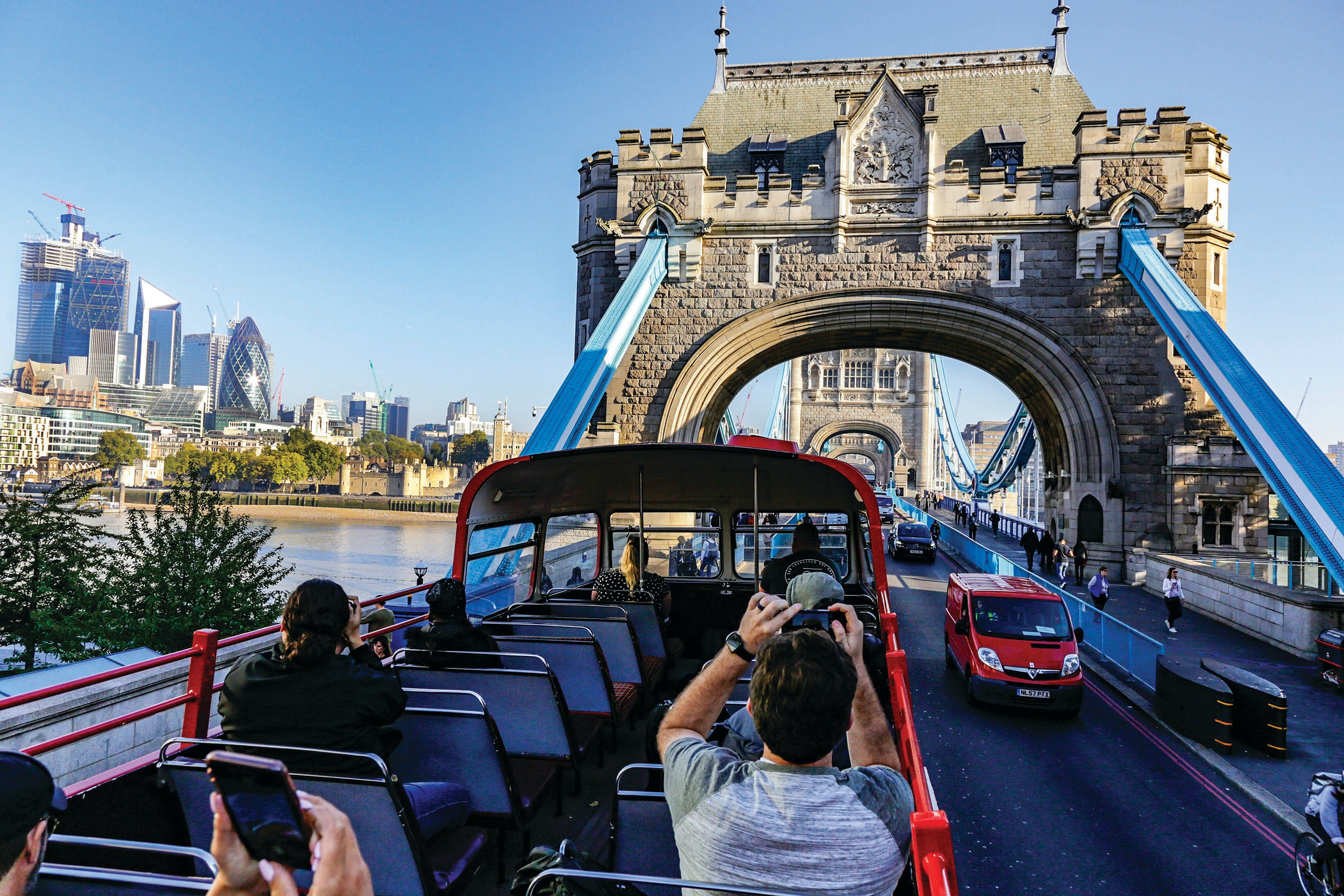 Sightseeing. Тауэрский мост туристы. Лондонский Тауэр автобус. Лондон мост Тауэр с автобусом. Обзорная экскурсия по Лондону.