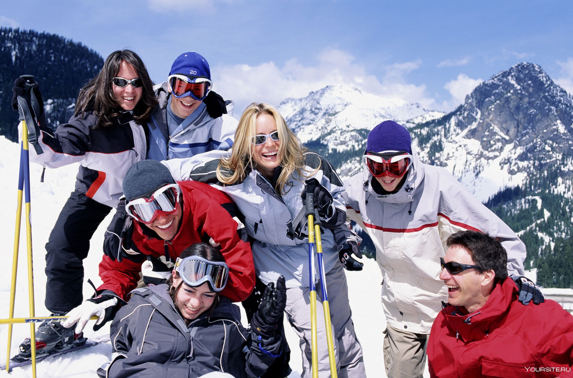 семья на лыжах в горах