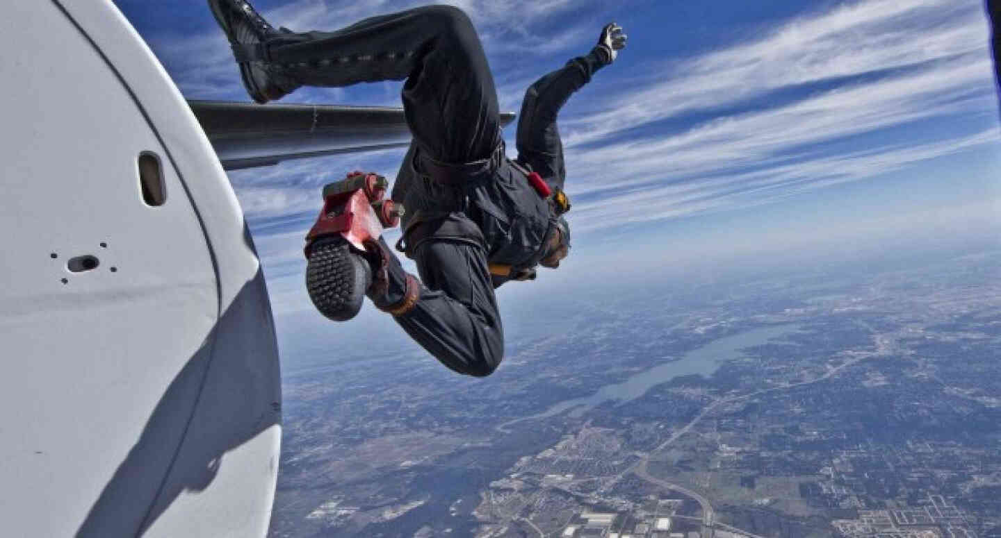 Что делать, если выпал из самолета без парашюта — инструкция для спасения
